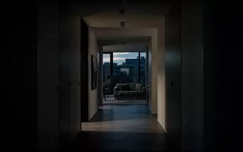 Ein dunkler, minimalistischer Flur in einer Wohnung bei Dämmerung, der eine Atmosphäre von Anspannung vermittelt. - Foto: über boerse-global.de