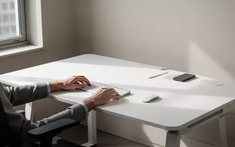 Ein minimalistischer, leerer Arbeitsplatz mit einem sauberen Schreibtisch und natürlichem Lichteinfall durch ein Fenster. - Foto: über boerse-global.de