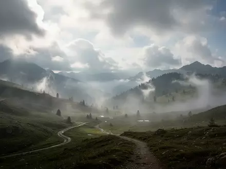 Eine weite Berglandschaft mit wechselhaftem Wetter, die den Kontrast zwischen klaren Wegen und unübersichtlichem Gelände verdeutlicht. - Foto: über boerse-global.de