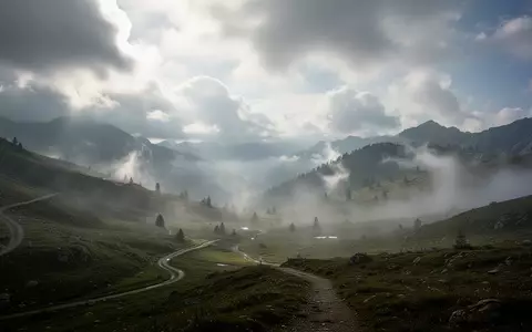 Eine weite Berglandschaft mit wechselhaftem Wetter, die den Kontrast zwischen klaren Wegen und unübersichtlichem Gelände verdeutlicht. - Foto: über boerse-global.de