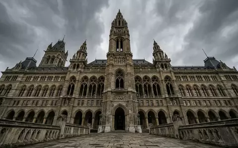 Ein monumentales, steinernes Regierungsgebäude unter einem grauen Himmel als Symbol für staatliche Haushaltsdebatten. - Foto: über boerse-global.de