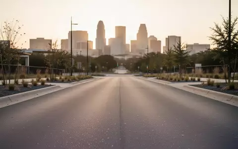 Eine leere, moderne Asphaltstraße in Austin, Texas, bei Sonnenuntergang ohne Fahrzeuge oder Personen. - Foto: über boerse-global.de