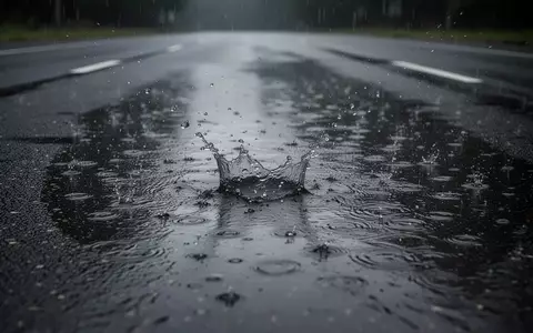 Regennasse Asphaltstraße bei starkem Niederschlag mit Fokus auf die Textur der Fahrbahn - Foto: über boerse-global.de