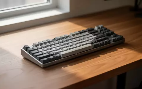 Eine hochwertige mechanische Tastatur auf einem schlichten Holztisch bei natürlichem Lichteinfall. - Foto: über boerse-global.de