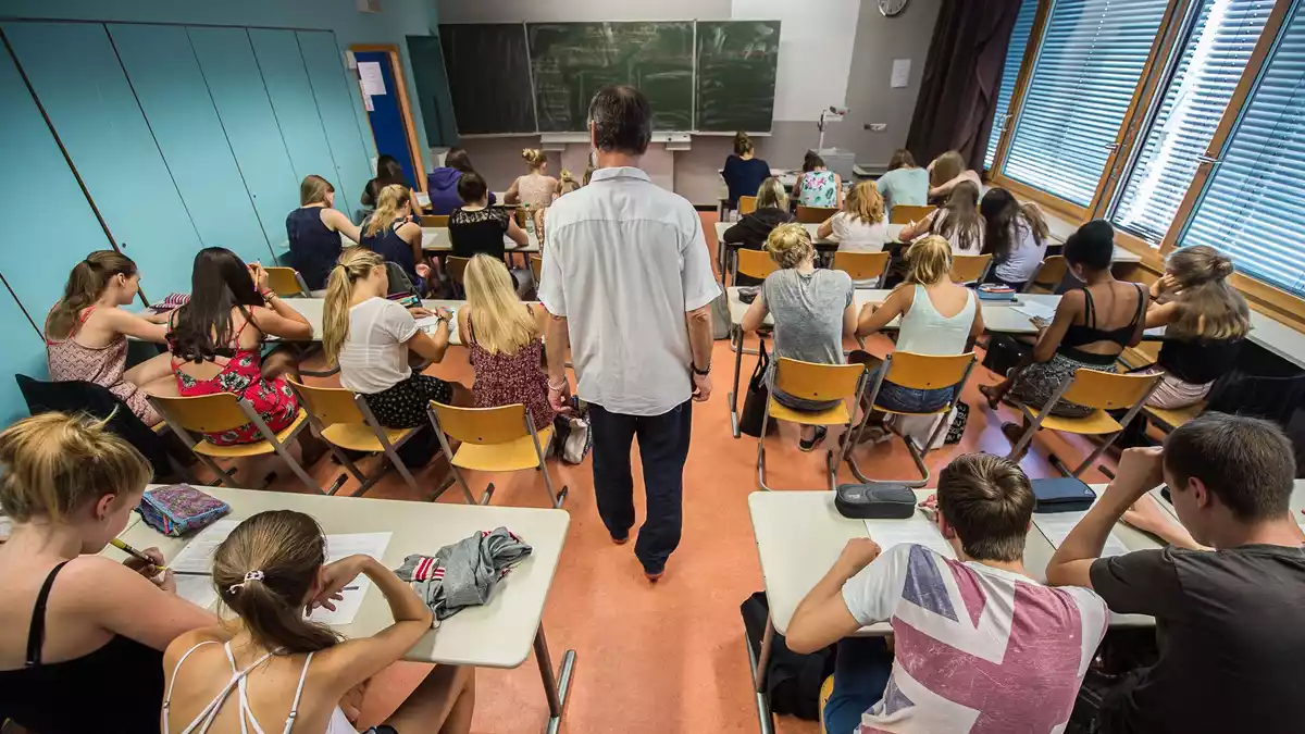 Für Pisa 2025 wurden 6.700 Schülerinnen und Schüler im Alter von 15 Jahren getestet. (Symbolbild) - Bild: picture alliance / dpa