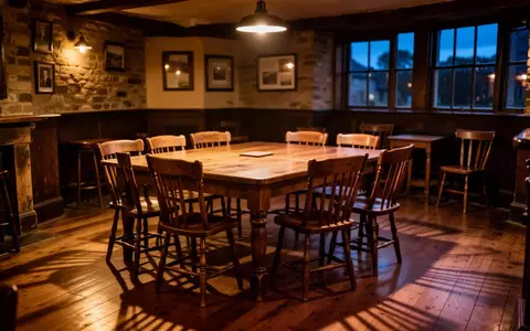 Leere Holztische und Stühle in einem gemütlichen Pub bei stimmungsvoller Beleuchtung. - Foto: über boerse-global.de