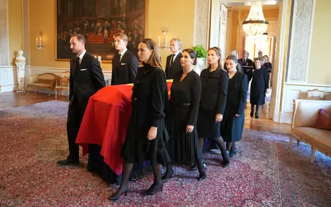 In einer feierlichen Prozession hatten die Kinder und Enkel des norwegischen Monarchen dessen Sarg vergangene Woche durch das Osloer Schloss in die Schlosskapelle getragen. (Archivbild) - Foto: Ole Berg-Rusten/NTB Scanpix/AP/dpa