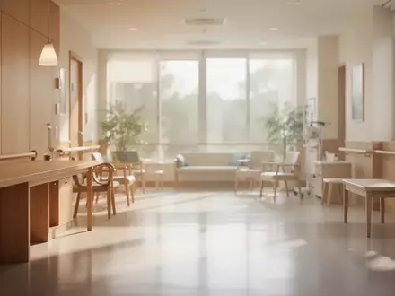 Ein heller, minimalistisch gestalteter Therapieraum mit warmem Lichteinfall, der eine ruhige Atmosphäre zur Rehabilitation vermittelt. - Foto: über boerse-global.de