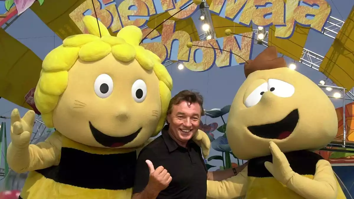 Foto von 2001: Damals trat Karel Gott mit Maja und Willi in einer Biene-Maja-Geburtstagsshow auf. (Archivbild) - Bild: Bernd Wüstneck/dpa-Zentralbild/dpa