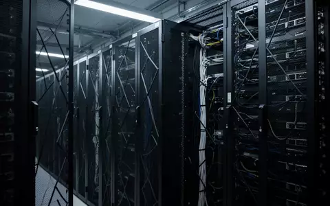 Ein minimalistischer, moderner Serverraum mit ordentlich angeordneten, unbeschrifteten Serverschränken in kühlem Licht. - Foto: über boerse-global.de