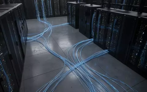 Ein dunkler, minimalistischer Serverraum mit blau leuchtenden Glasfaserkabeln auf einem polierten Betonboden. - Foto: über boerse-global.de