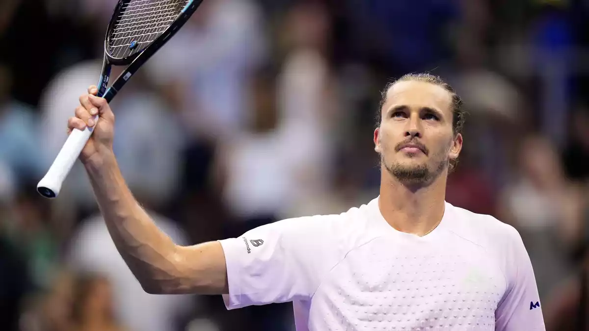 Alexander Zverev winkt nach seinem Sieg ins Publikum. - Bild: Frank Franklin II/AP/dpa