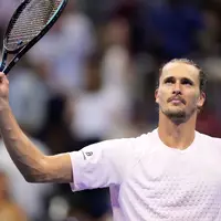 Alexander Zverev winkt nach seinem Sieg ins Publikum. - Foto: Frank Franklin II/AP/dpa