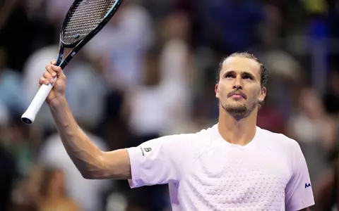 Alexander Zverev winkt nach seinem Sieg ins Publikum. - Foto: Frank Franklin II/AP/dpa