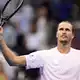 Alexander Zverev winkt nach seinem Sieg ins Publikum. - Bild: Frank Franklin II/AP/dpa