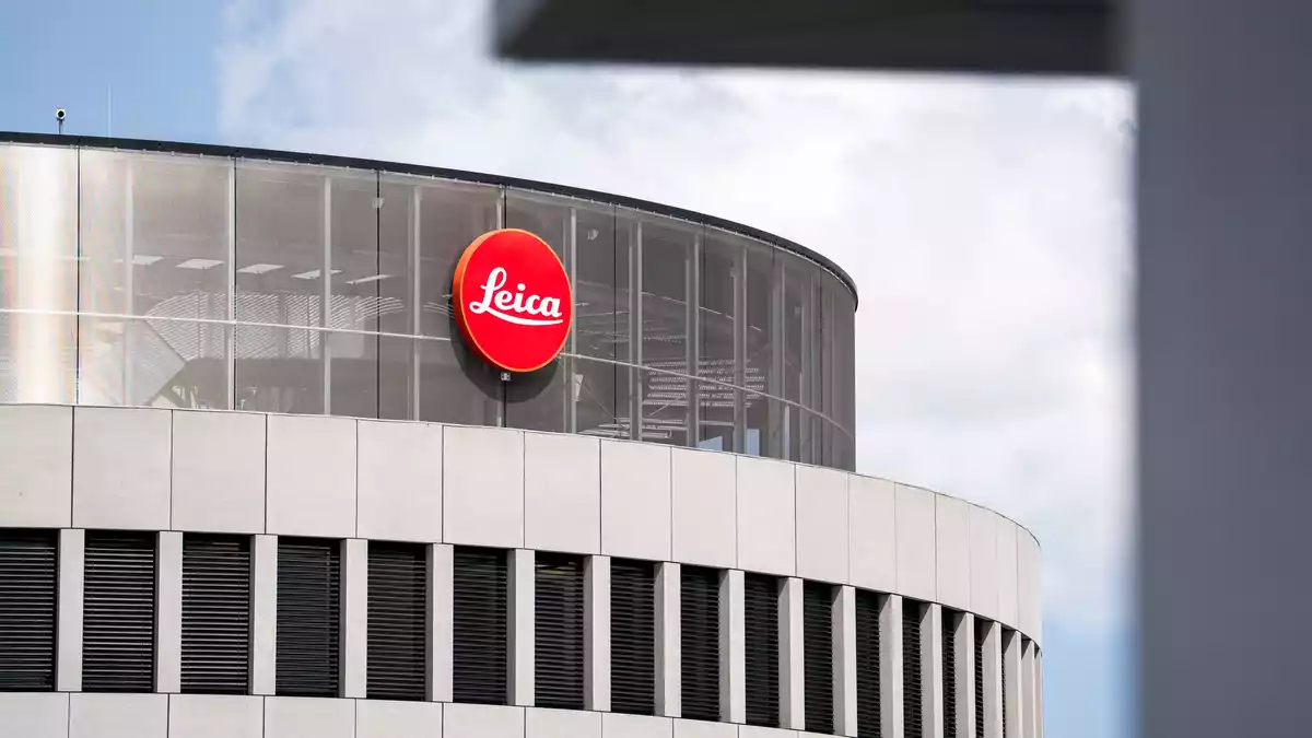 Neben der schwierigen weltwirtschaftlichen Entwicklung haben auch verschärfte Zollregelungen Leica im vergangenen Geschäftsjahr zu schaffen gemacht. (Archivbild)  - Bild: Andreas Arnold/dpa