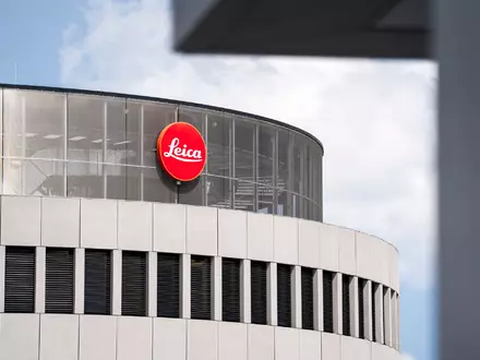 Neben der schwierigen weltwirtschaftlichen Entwicklung haben auch verschärfte Zollregelungen Leica im vergangenen Geschäftsjahr zu schaffen gemacht. (Archivbild) - Foto: Andreas Arnold/dpa