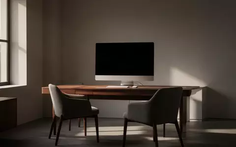 Ein minimalistisch eingerichtetes Home-Office mit einem ausgeschalteten Computerbildschirm und einfallendem Tageslicht. - Foto: über boerse-global.de