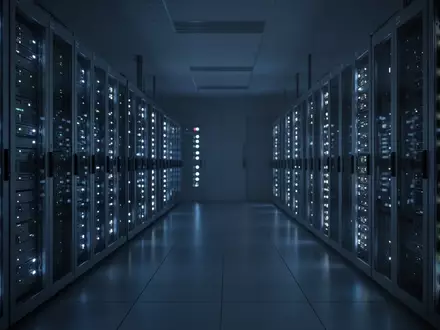 Ein leeres, modern eingerichtetes Serverzentrum mit blau leuchtenden Statusanzeigen in einer ruhigen, nächtlichen Atmosphäre. - Foto: über boerse-global.de