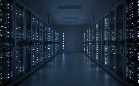 Ein leeres, modern eingerichtetes Serverzentrum mit blau leuchtenden Statusanzeigen in einer ruhigen, nächtlichen Atmosphäre. - Foto: über boerse-global.de