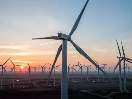 Moderne Windkraftanlage vor einem Dämmerungshimmel bei Sonnenuntergang. - Foto: über boerse-global.de