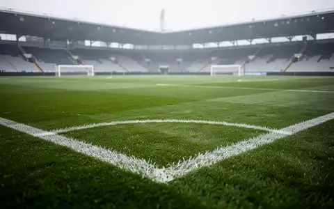 Ein gepflegter, leerer Fußballplatz mit weißen Markierungslinien bei Tageslicht. - Foto: über boerse-global.de