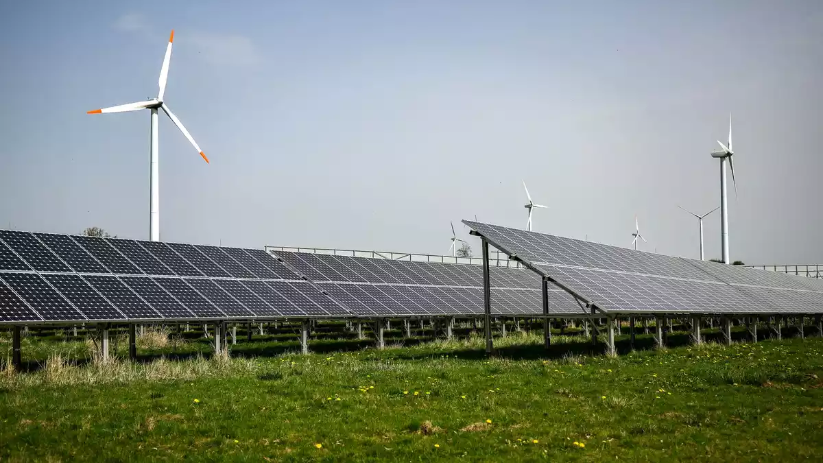 Wind und Sonne sind wichtige Stromlieferanten für Deutschland. (Symbolbild) - Bild: Jan Woitas/dpa