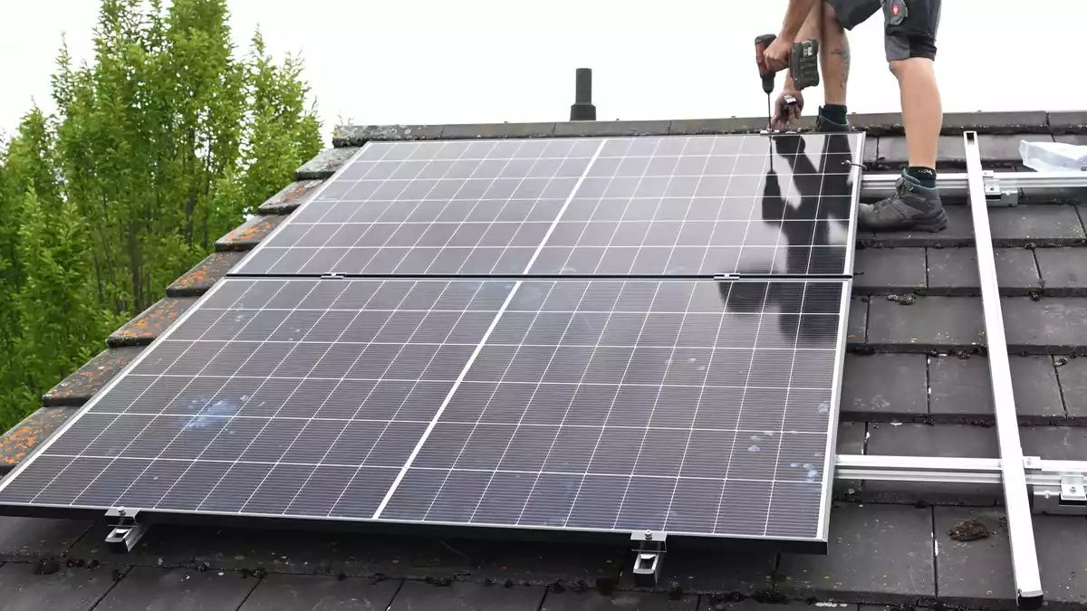 Viele Hausbesitzer haben sich eine Photovoltaikanlage aufs Dach montieren lassen, der Staat fördert dies allerdings nicht mehr so wie in früheren Jahren. (Archivbild) - Bild: Bernd Weißbrod/dpa