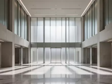Ein minimalistisches, modernes Gerichtsgebäude-Atrium mit glatten Marmorböden und architektonischen Lichtspielen. - Foto: über boerse-global.de