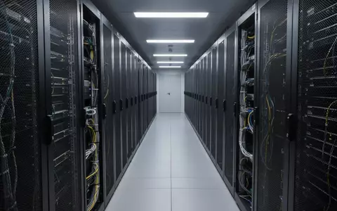 Eine Reihe von dunklen, metallischen Server-Racks in einem modernen Rechenzentrum. - Foto: über boerse-global.de