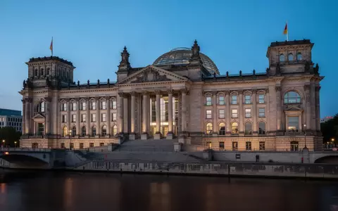 Das Berliner Reichstagsgebäude bei Dämmerung in einer weiten Außenansicht ohne Personen. - Foto: über boerse-global.de