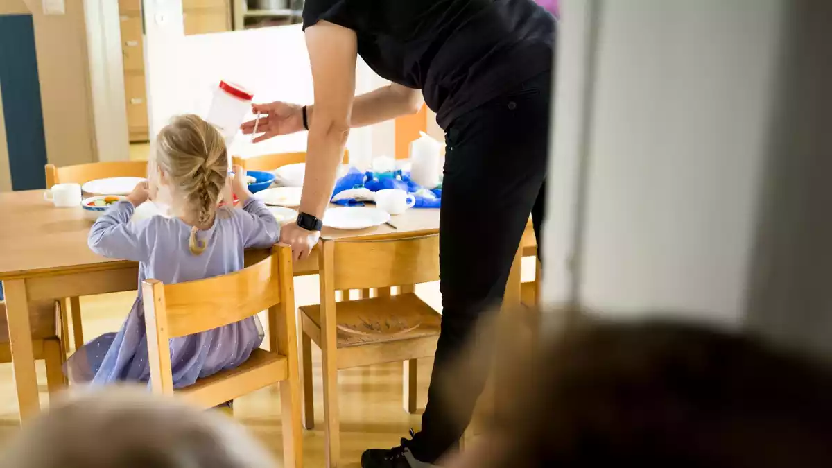 Der Ausbau der Kinderbetreuung wirkt sich der Studie zufolge auch noch nach Ende der Kita-Zeit positiv auf das Einkommen der Mütter aus. (Symbolbild) - Bild: Carsten Koall/dpa