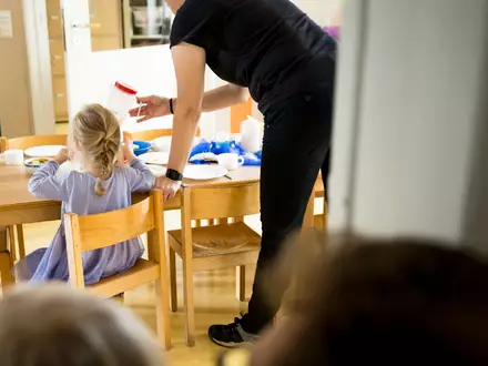 Der Ausbau der Kinderbetreuung wirkt sich der Studie zufolge auch noch nach Ende der Kita-Zeit positiv auf das Einkommen der Mütter aus. (Symbolbild) - Foto: Carsten Koall/dpa