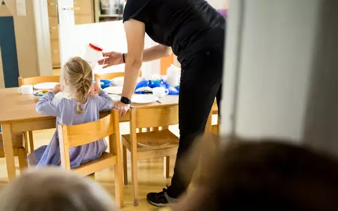 Der Ausbau der Kinderbetreuung wirkt sich der Studie zufolge auch noch nach Ende der Kita-Zeit positiv auf das Einkommen der Mütter aus. (Symbolbild) - Foto: Carsten Koall/dpa