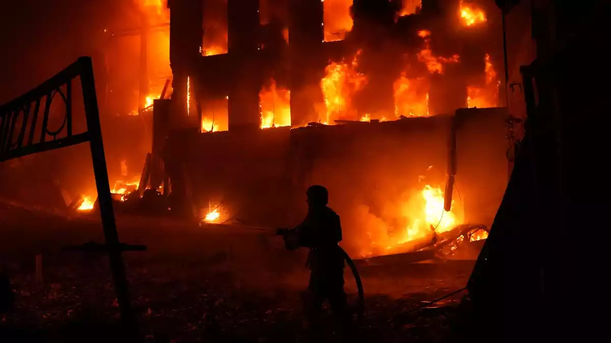 Wie so oft wurde Kiew auch diesmal wieder in der Nacht attackiert. - Bild: Alex Babenko/AP/dpa