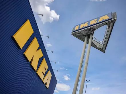 Ein bekanntes Logo: Der Möbelriese Ikea. (Archivbild) - Foto: Oliver Berg/dpa