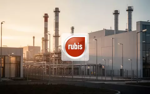 Moderne Industrieanlage im warmen Licht der Abendsonne als Symbol für positive wirtschaftliche Prognosen. - Foto: über boerse-global.de