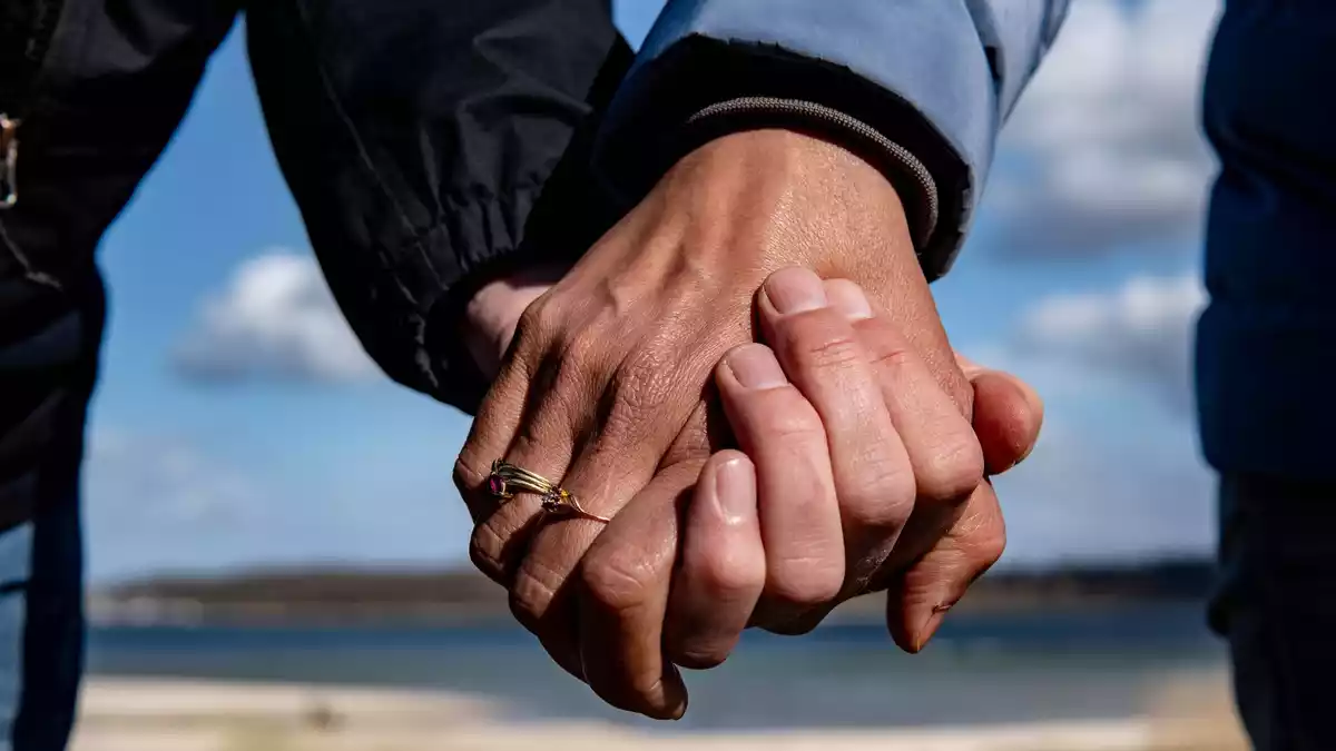 Die meisten Menschen wählen eine Partnerin oder einen Partner mit gleichem Bildungsniveau. (Symbolbild) - Bild: Axel Heimken/dpa