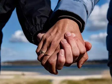 Die meisten Menschen wählen eine Partnerin oder einen Partner mit gleichem Bildungsniveau. (Symbolbild) - Foto: Axel Heimken/dpa