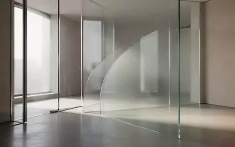 Minimalistische Architektur mit glatten Glasoberflächen und natürlichem Lichteinfall in einem modernen Interieur. - Foto: über boerse-global.de