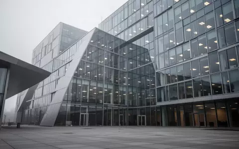 Eine moderne Bürofassade aus Glas und Stahl an einem bewölkten Tag. - Foto: über boerse-global.de