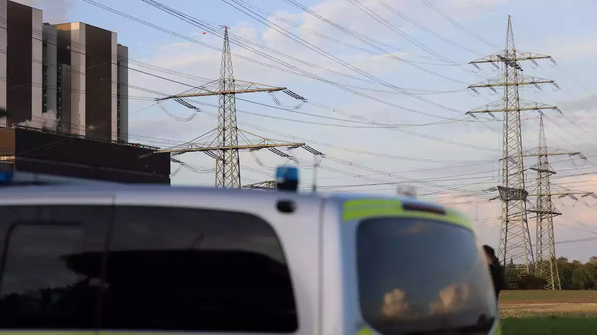 Immer wieder hat der Täter versucht, mit selbst gebauten Raketen einen dünnen Draht über Hochspannungsleitungen zu schießen und so einen Kurzschluss zu verursachen. - Bild: str/dpa