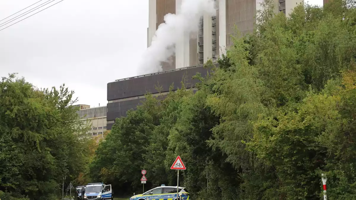Als Motiv für die Sabotage-Serie nennt der Täter in den Bekennerbriefen den Kampf gegen fossile Energien. - Bild: Sascha Thelen/dpa