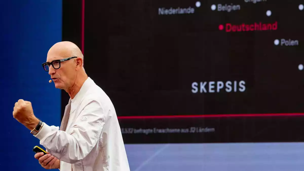 Telekom-Chef Tim Höttges warnt vor Pessimismus beim Thema KI. - Bild: Henning Kaiser/dpa