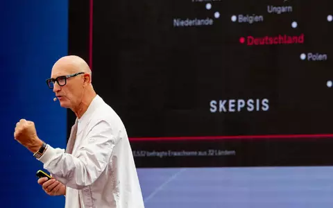 Telekom-Chef Tim Höttges warnt vor Pessimismus beim Thema KI. - Foto: Henning Kaiser/dpa