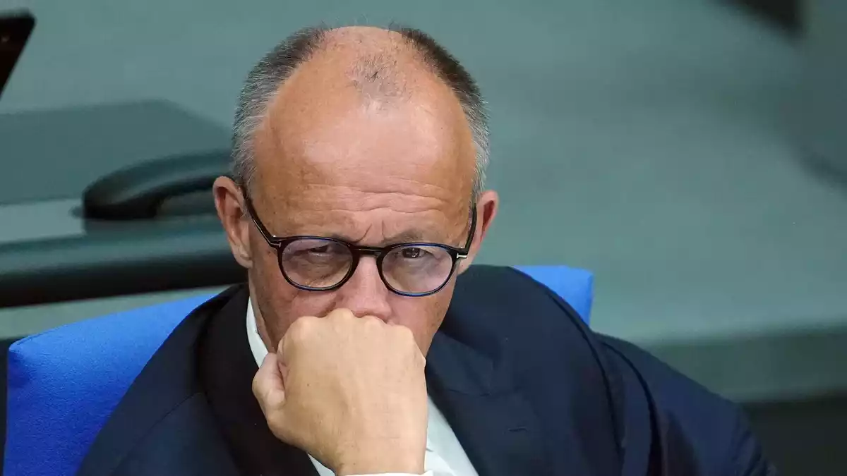 Der Kanzler solle wie ein Bundestrainer ausgewechselt werden, forderte die Linke.  - Bild: Kay Nietfeld/dpa