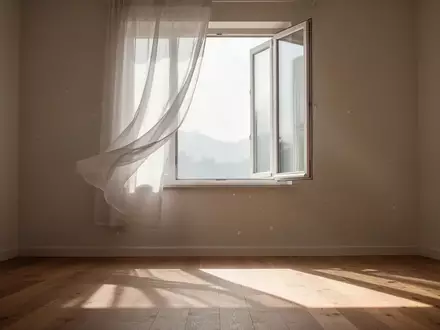 Ein ruhiger, sonnendurchfluteter Raum mit sanften Schatten auf einem Holzboden und einem geöffneten Fenster mit wehenden Vorhängen. - Foto: über boerse-global.de