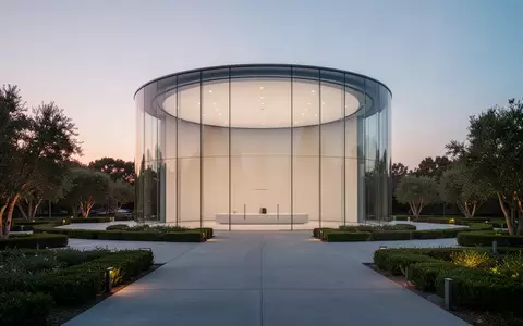 Das Steve Jobs Theater in Cupertino bei Dämmerung, umgeben von gepflegten Grünflächen und architektonischen Betonstrukturen. - Foto: über boerse-global.de