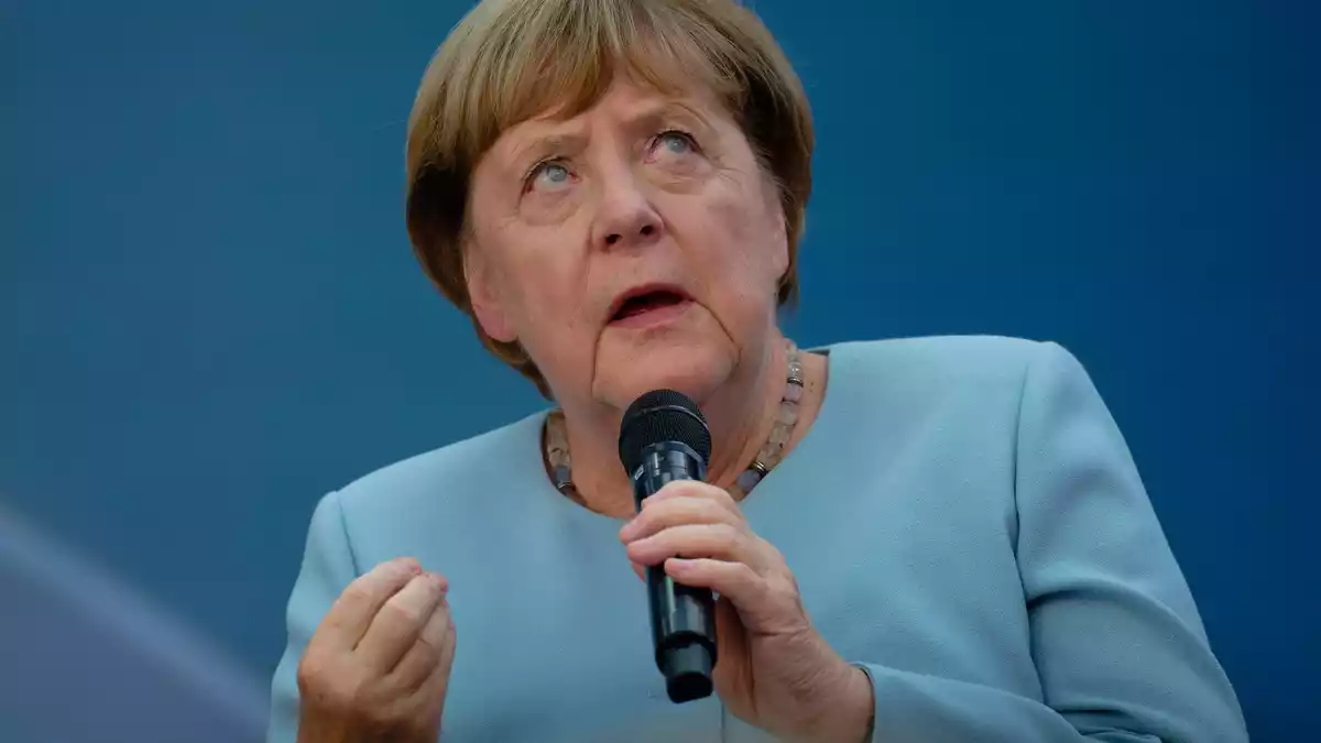 Angela Merkel sieht das faktenbasierte Denken und Argumentieren in Gefahr. - Bild: Henning Kaiser/dpa