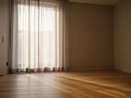 Ein minimalistischer, lichtdurchfluteter Wellnessraum mit sanftem Tageslicht auf einem Holzboden. - Foto: über boerse-global.de